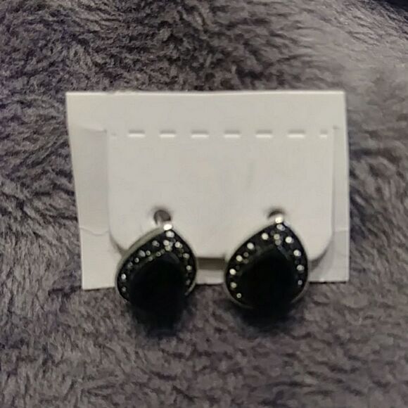 NWOT 3/$10🔥stud droplet earrings - Picture 2 of 2